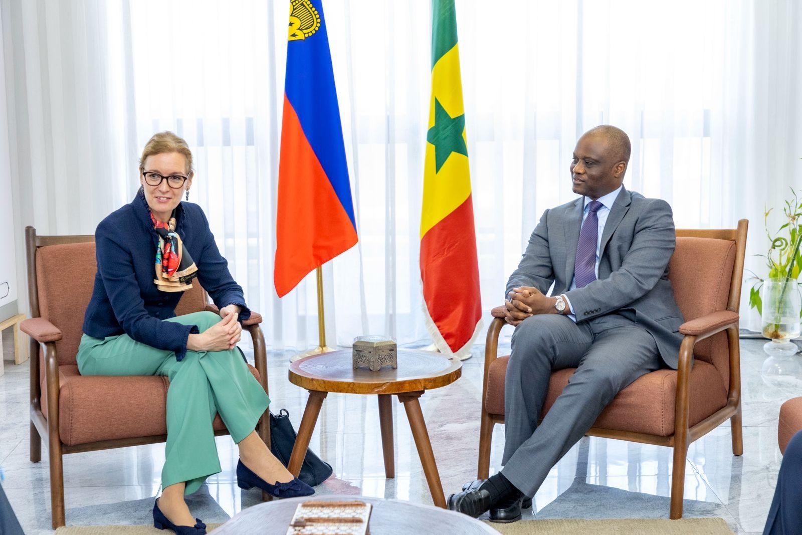 Monsieur Abdourahmane Sarr et  Son Excellence Madame Sabine Monauni, Vice-Première ministre et ministre des Affaires étrangères, de l'Environnement et de la Culture du hashtagLiechtenstein.